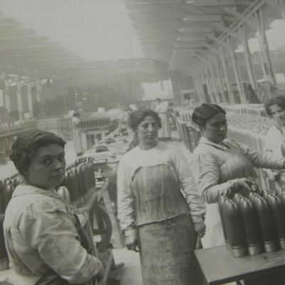 Application de la main-d'oeuvre féminine au travail des obus. [AND] Usines André Citroën. Vues photographiques des usines André Citroën de mars a ocobre 1915 [at] 143 quai de javel, Paris.